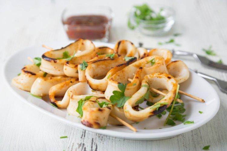 Кальмары на шпажках в аэрогриле