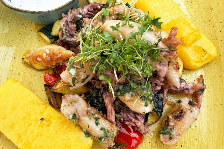 Кальмары, запеченные с овощами в аэрогриле