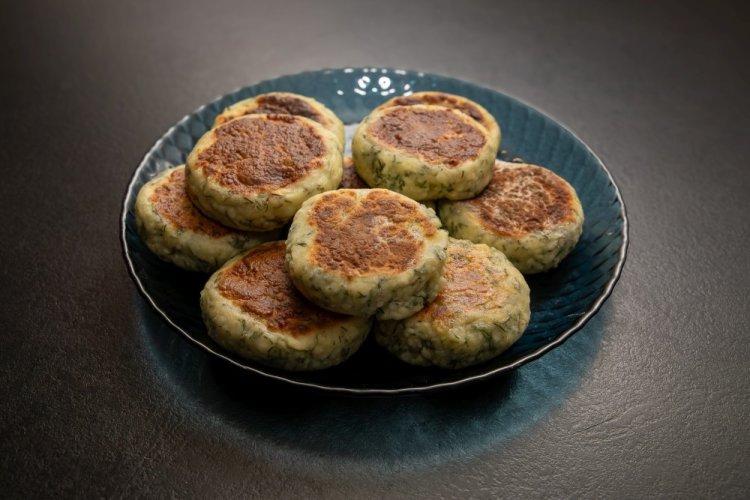 Диетические сырники с гречневой мукой и зеленью