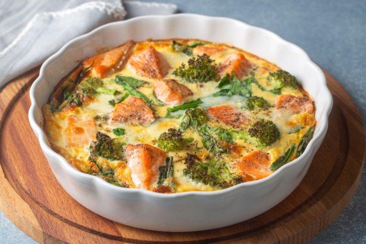 Запеканка из брокколи и красной рыбы