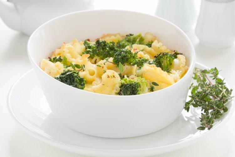 Макароны с брокколи и яйцами в аэрогриле