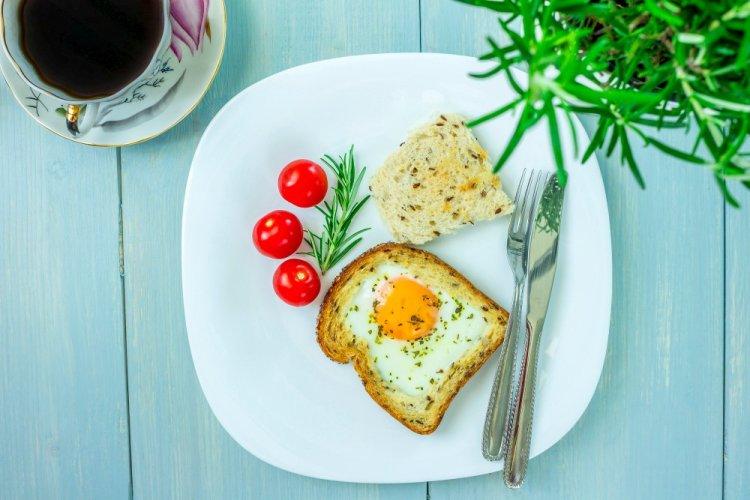 Запеченные тосты с яйцом и сыром