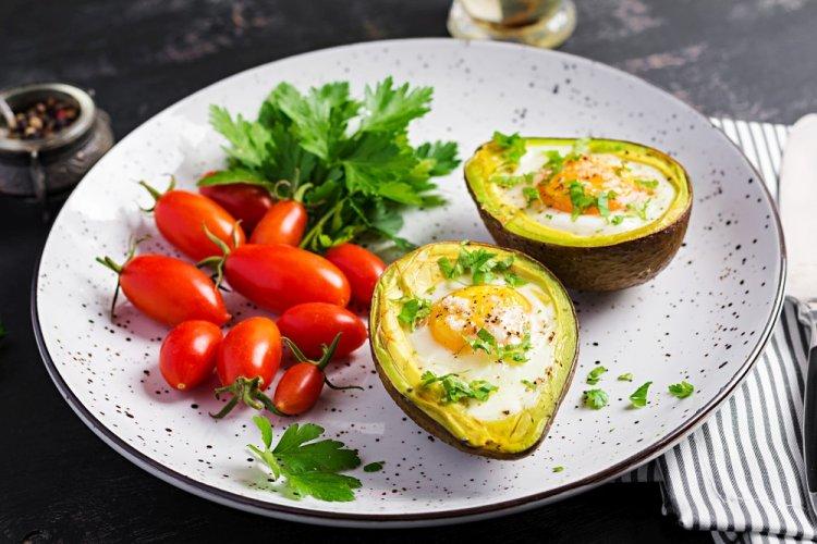 Запеченный авокадо с яйцом в духовке