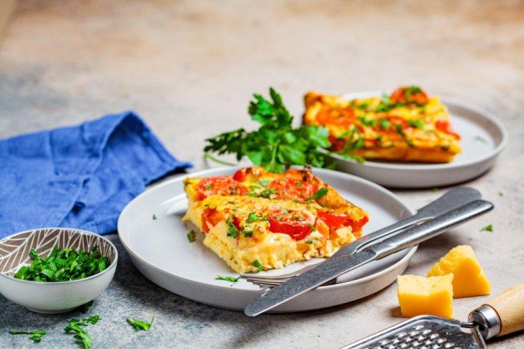 Запеченный омлет с сыром и овощами