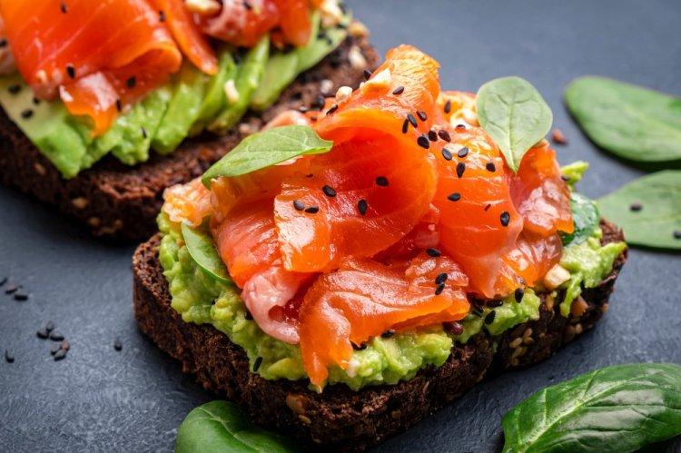 Тосты с лососем и авокадо