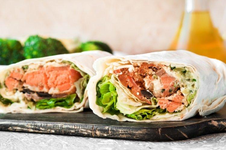 Рулет из лаваша с семгой и авокадо