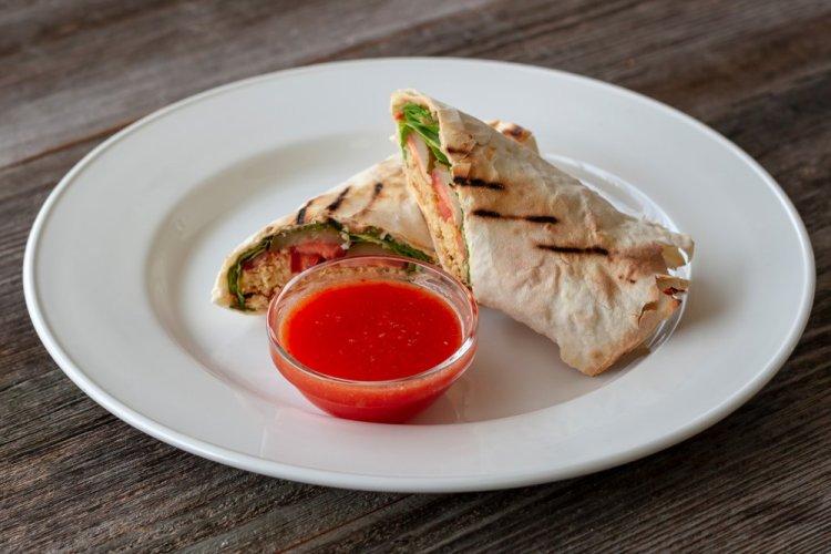 ПП ролл из лаваша с хумусом и овощами