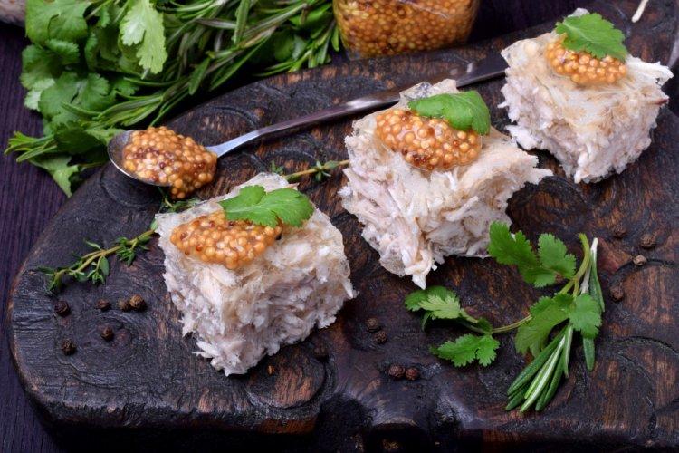 Холодец из куриных лапок и целой курицы