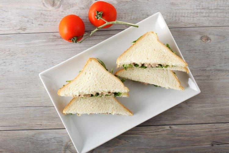 Сэндвич с авокадо и консервированным тунцом