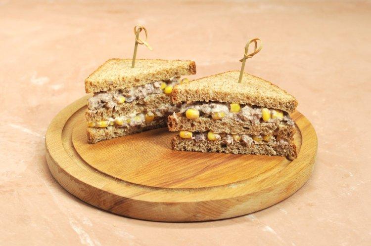 Сэндвич с консервированным тунцом и кукурузой