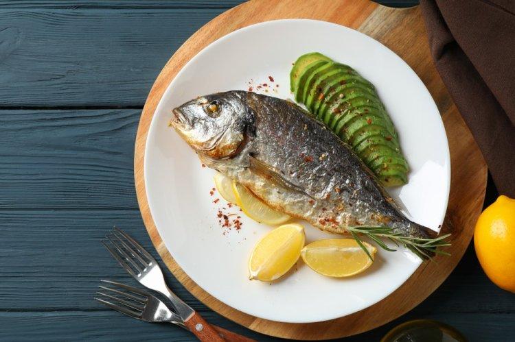 Дорадо с лимоном и зеленью в аэрогриле