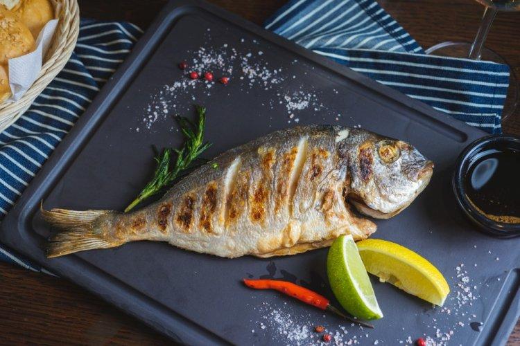 Запеченная дорадо с чесноком и паприкой в аэрогриле