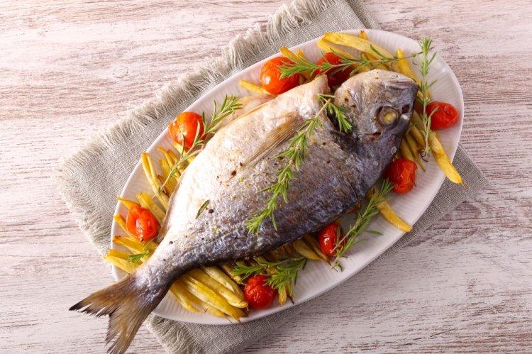 Дорадо с томатами и базиликом в аэрогриле