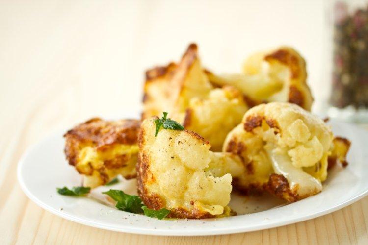 Жареная цветная капуста с яйцом на сковороде