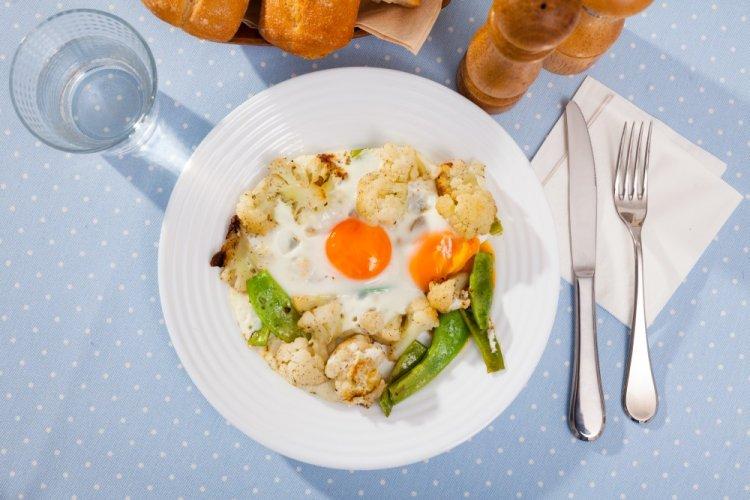 Жареная цветная капуста с овощами и яйцами