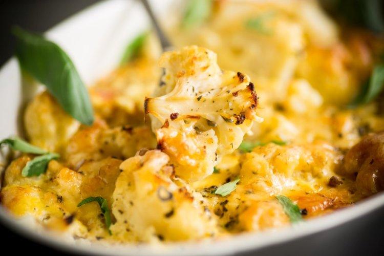 Жареная цветная капуста с болгарским перцем, яйцом и сыром