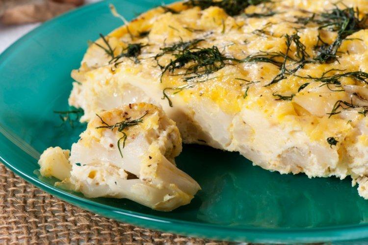 Цветная капуста с картошкой и яйцом на сковороде