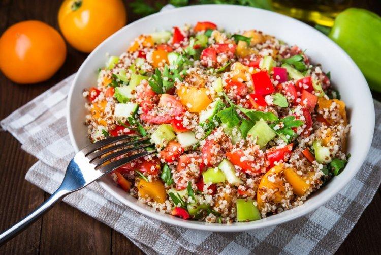 Салат с киноа, овощами и фетой