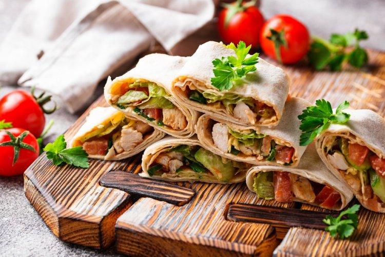 Ролл из лаваша с курицей