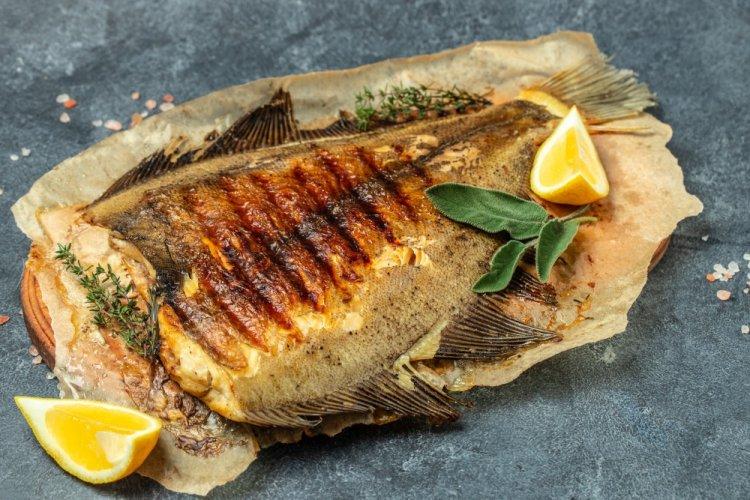 Камбала с лимоном и чесноком на мангале