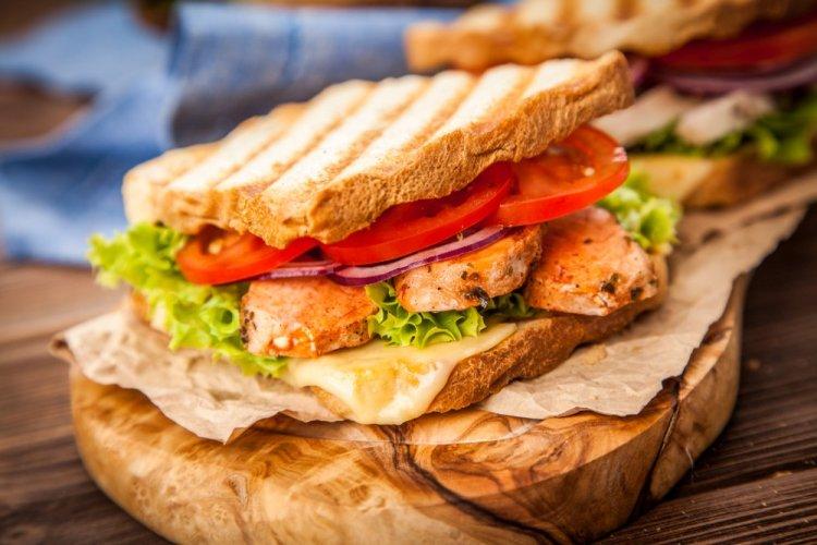 Сэндвич с курицей, помидором и сыром