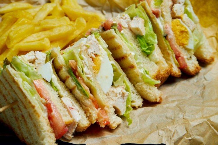Сэндвич с курицей и яйцом