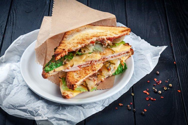 Сэндвич с копченой курицей и соленым огурцом