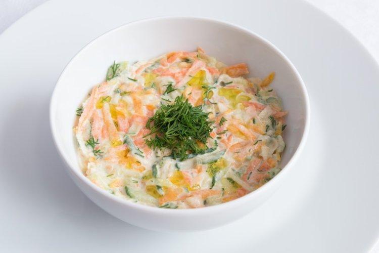 Салат с огурцами, творогом и морковью