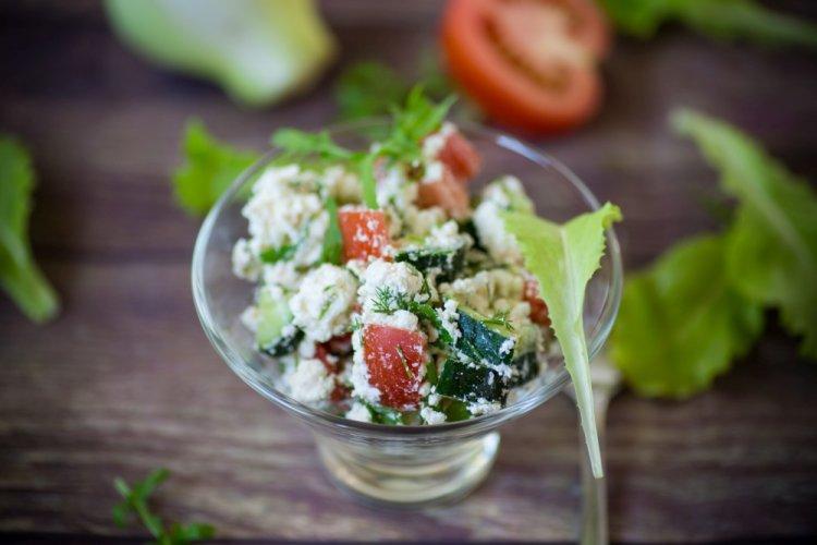 Салат с творогом и рукколой