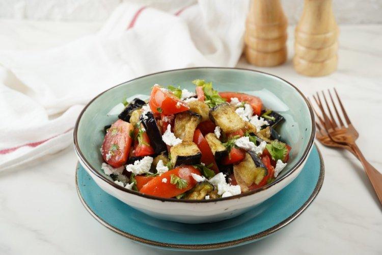 Салат с творогом, баклажанами и помидорами