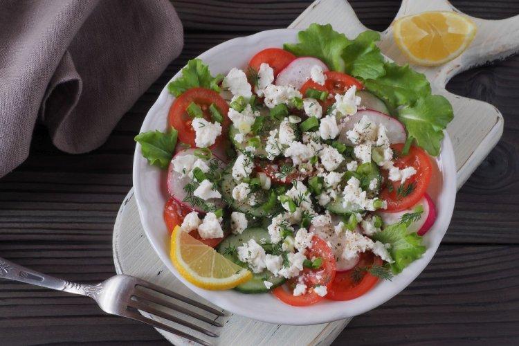 Салат с творогом и брынзой