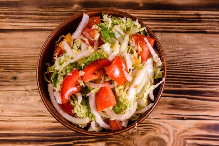 Салат с молодой капустой и творогом