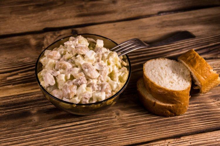 Салат с творогом, фасолью и яйцами