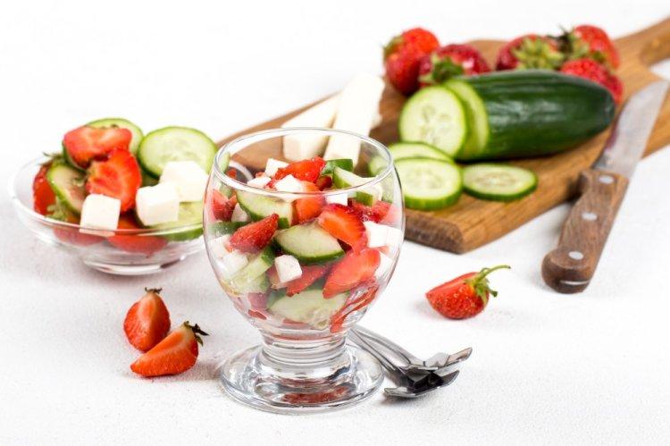 Салат с творогом и клубникой