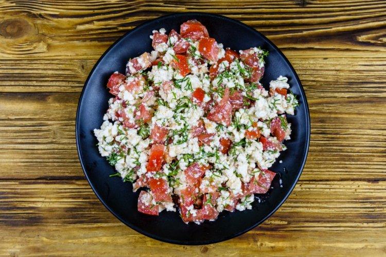 Салат с творогом, помидорами и зеленью