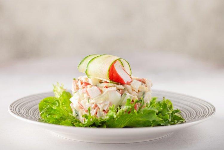 Салат с крабовыми палочками и творогом