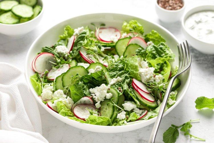 Салат с редиской, шпинатом и творогом