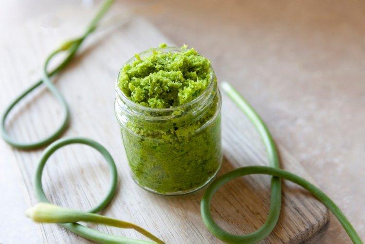 Замороженные чесночные стрелки с оливковым маслом на зиму