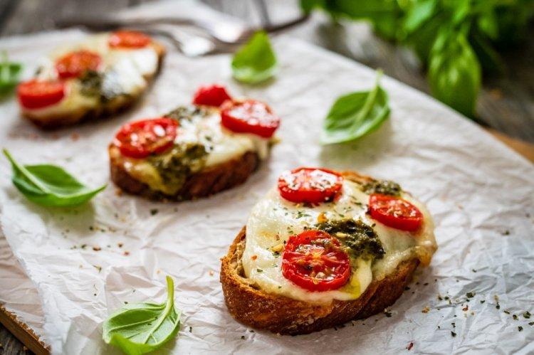 Брускетты с ветчиной и помидорами в аэрогриле