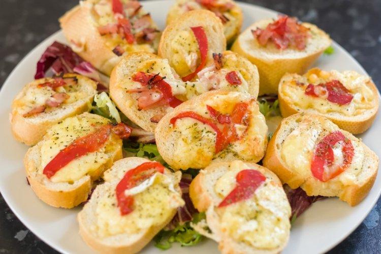 Брускетты с беконом в аэрогриле