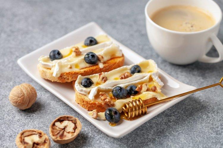 Брускетты с сыром Бри в аэрогриле