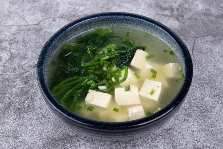 Суп с тофу и шпинатом