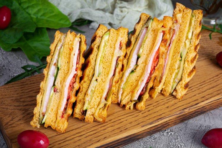 Клаб-сэндвич с ветчиной и солеными огурцами
