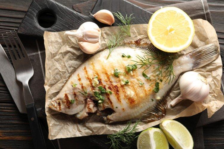 Запеченная камбала с лимоном и зеленью в аэрогриле