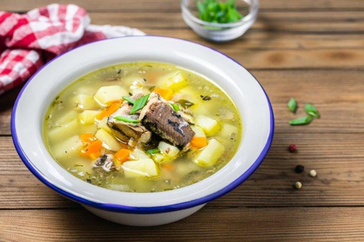 Суп с консервированной сайрой и сельдереем
