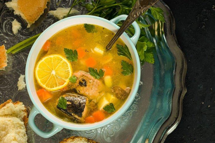 Суп с консервированной сайрой и шпинатом