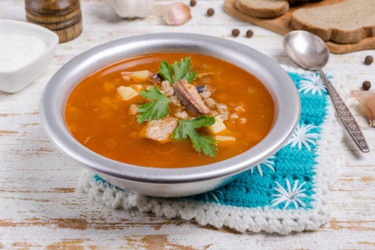 Суп с консервированной сайрой и помидорами