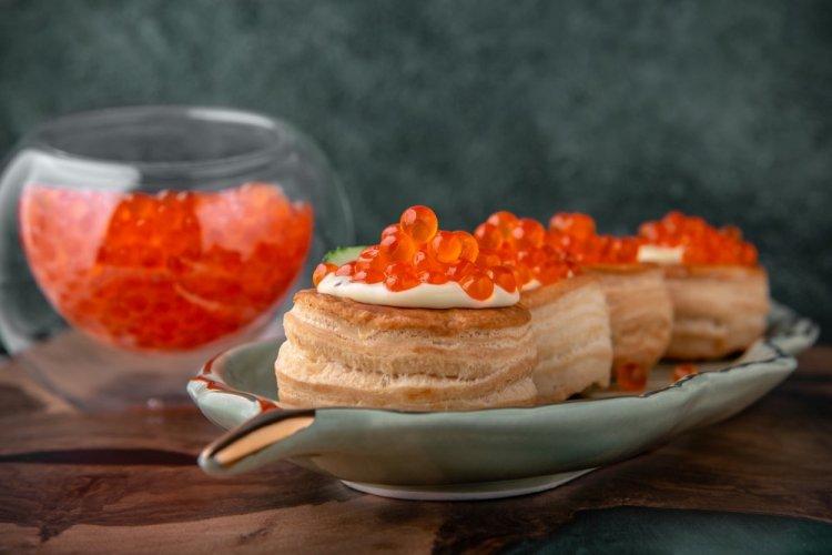 Канапе с красной икрой на слоеном тесте