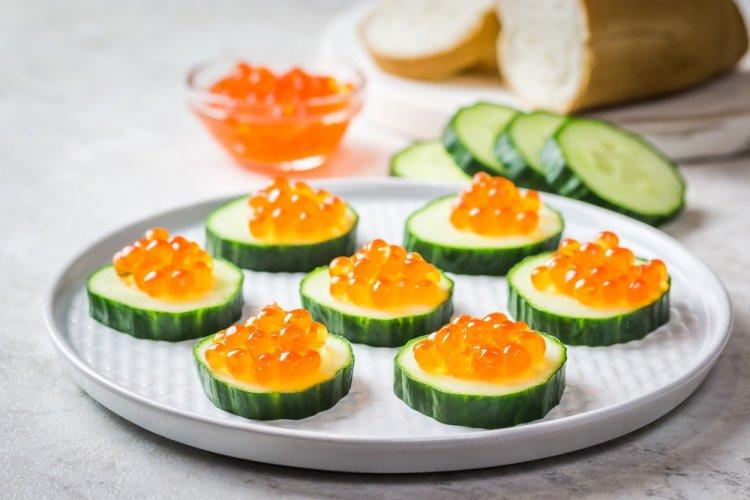 Канапе с красной икрой и огурцом