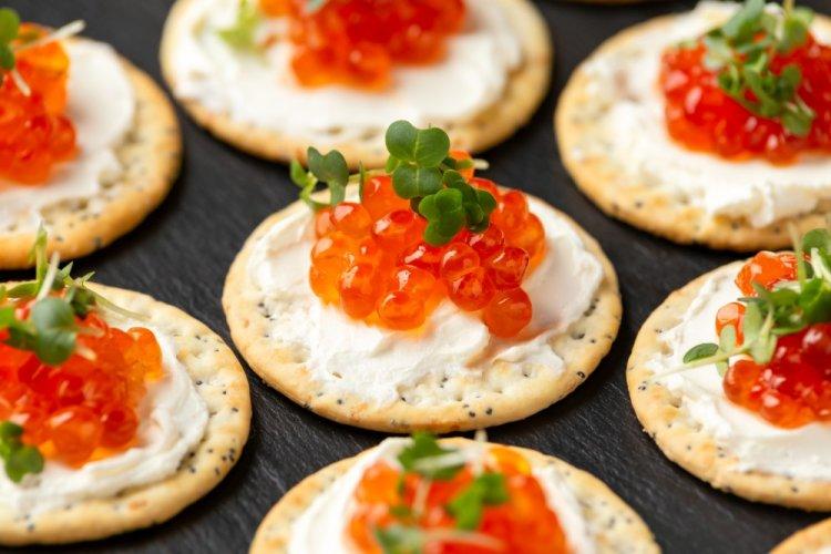 Канапе с красной икрой на крекерах